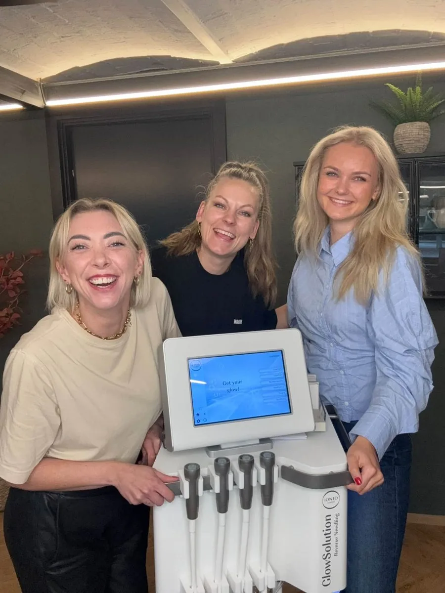 Teamet hos Klinik P med deres GlowSolution-workstation