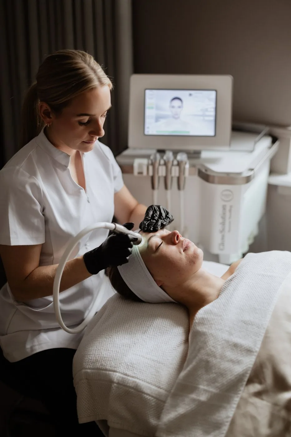 Kosmetolog giver en GlowSolution-behandling